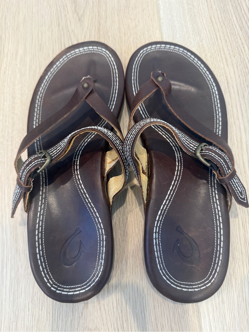 OluKai Brown Leather Thong Sandals with White Stitching Dark Java 8